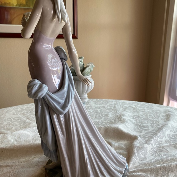 RETIRED 2000  ‘A TOUCH OF CLASS LLADRO’ PORCELAIN FIGURINE - Item# 01005377 - Picture 8 of 12
